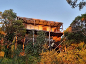 McCrae Hilltop Retreat, Views of Bay & Lighthouse